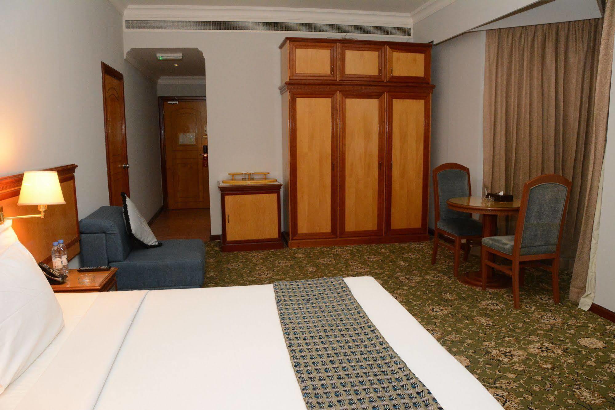 Phoenicia Hotel Manama Exterior foto