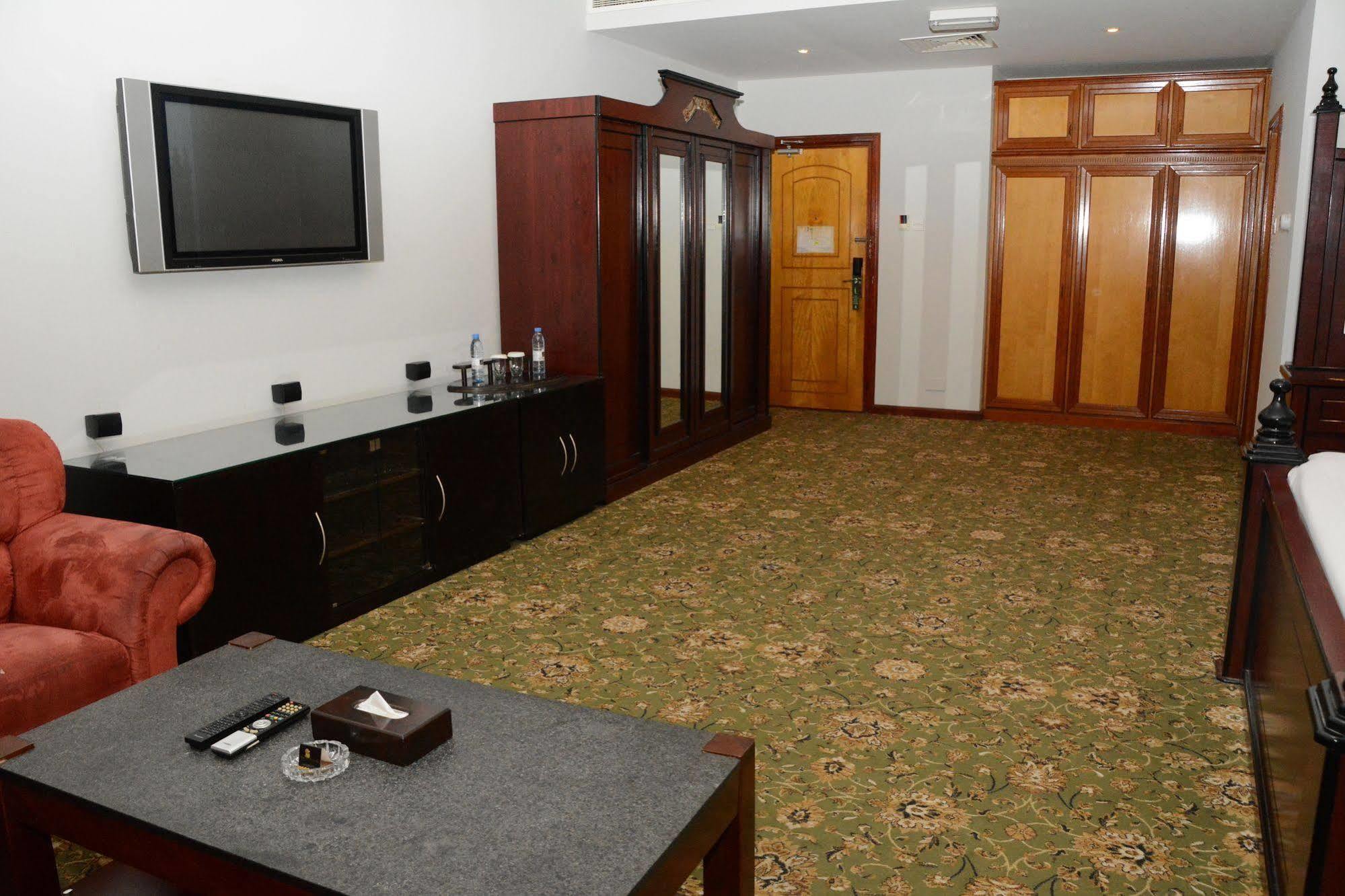Phoenicia Hotel Manama Exterior foto
